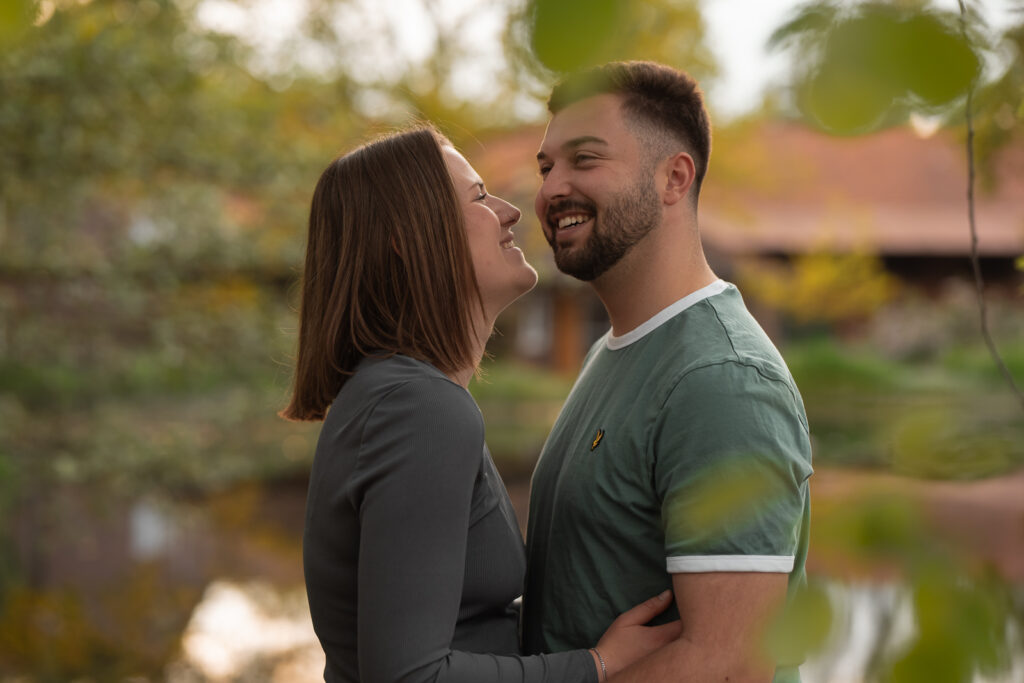 Fotoshooting mit einem jungen Paar am See im Mai