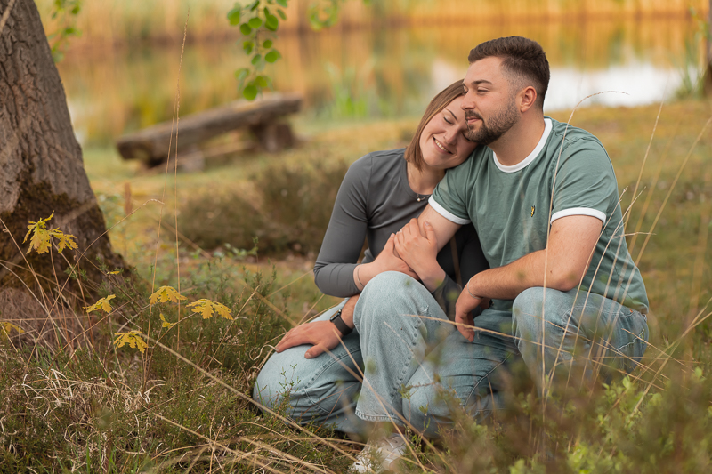 Verliebtes junges Paar - seelig beim Fotoshooting 