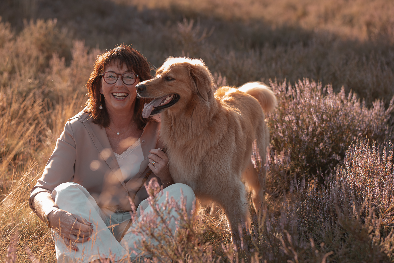 Frauenportrait mit Hund in der Heide bei Hankensbüttel